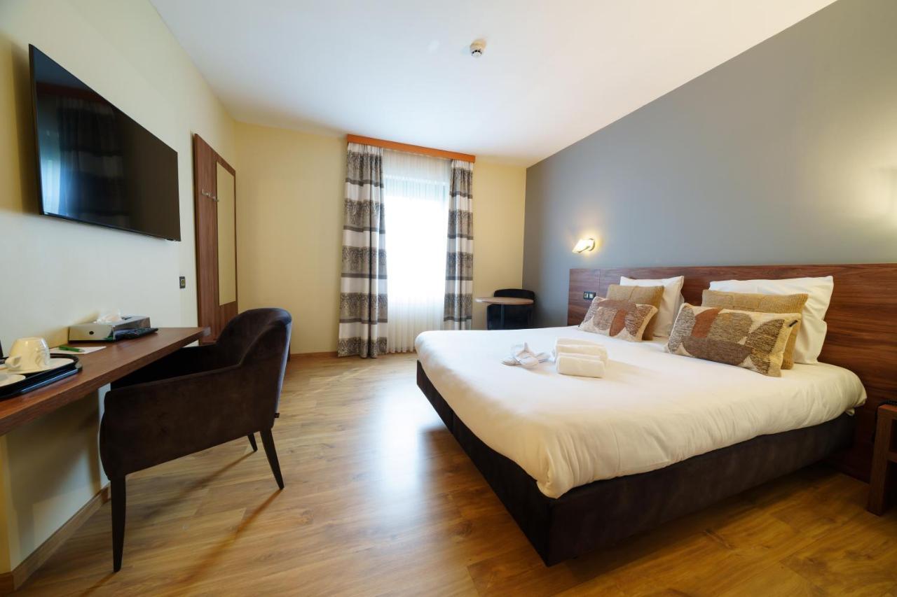 Hotel Les Jardins De La Molignee ดีน็อง ภายนอก รูปภาพ