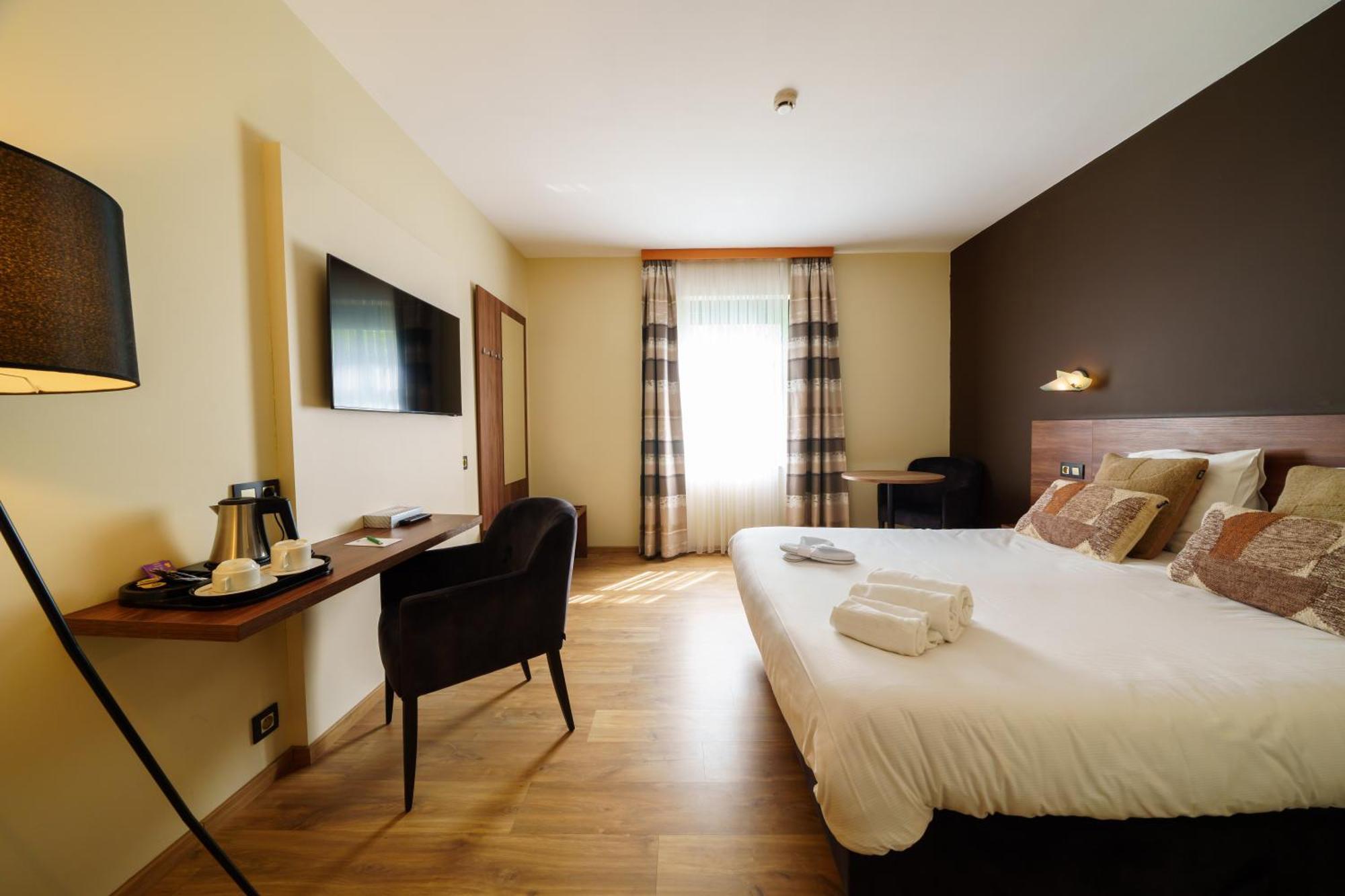 Hotel Les Jardins De La Molignee ดีน็อง ภายนอก รูปภาพ