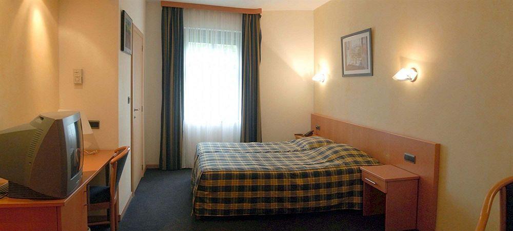 Hotel Les Jardins De La Molignee ดีน็อง ภายนอก รูปภาพ