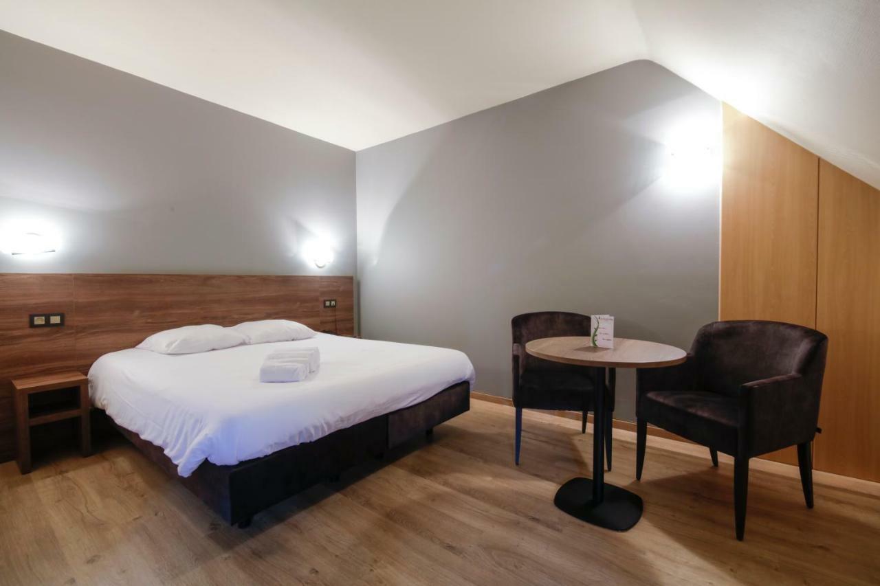 Hotel Les Jardins De La Molignee ดีน็อง ภายนอก รูปภาพ